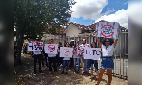 Grupo realiza manifestação em frente ao Fórum de Apucarana pedindo justiça pela morte de Thayná