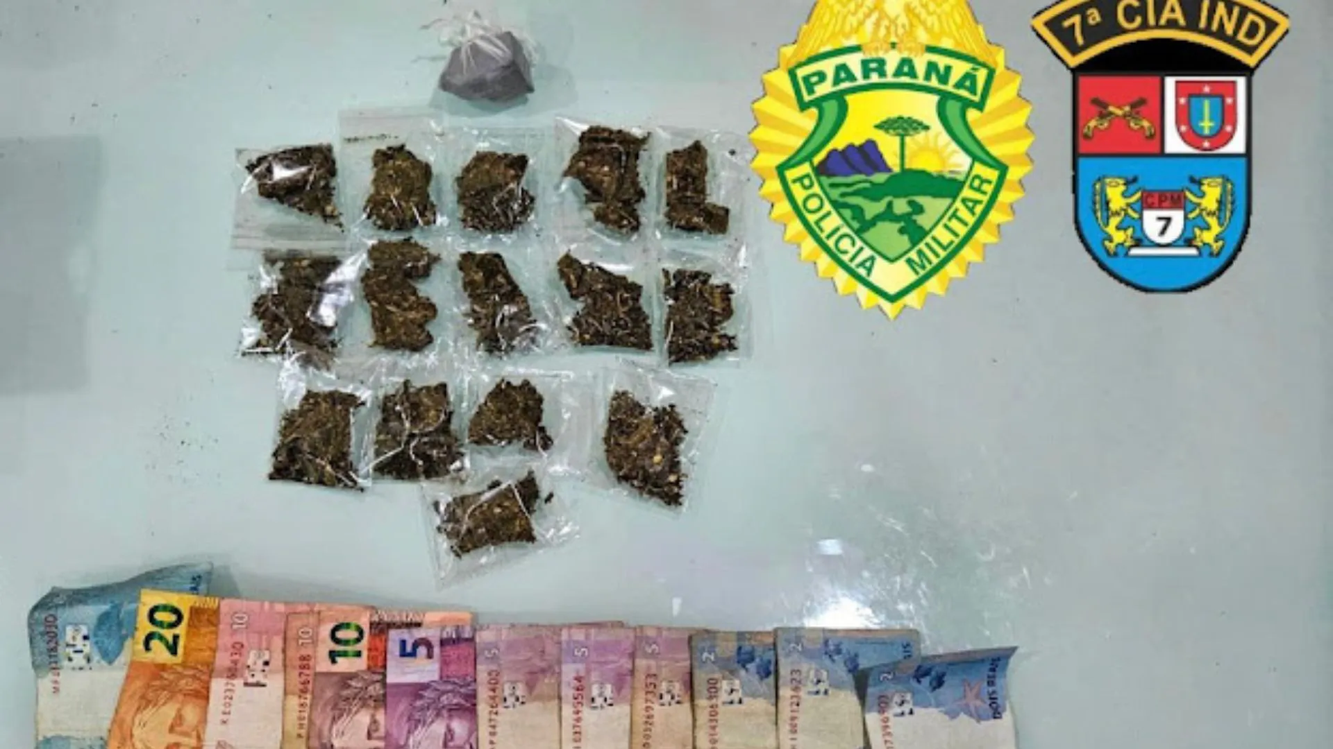 Foram apreendidos 16 porções de maconha e R$ 176 em espécie
