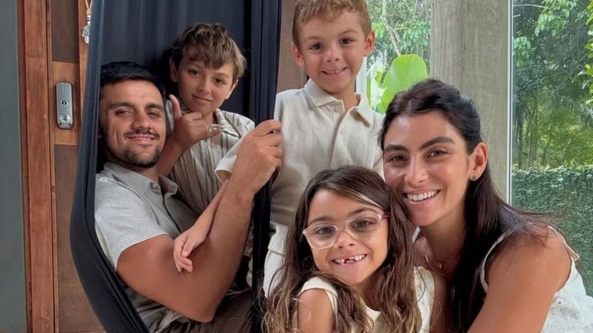 Ator Felipe Simas celebra após esposa sacrificar carreira pelos filhos