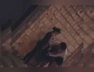 Jovem corta cabelo da prima a acusando de roubo: “Cadê minha roupa?”