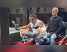 Ney Matogrosso dá rolê na garupa de Zeca Pagodinho em triciclo e agita web
