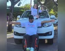 Casal de cadeirantes viaja de carro explorando cidades do Brasil