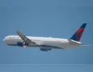 Avião é flagrado com fogo no motor após decolar de Los Angeles