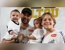 Neymar Jr personaliza chuteira com os nomes dos quatro filhos