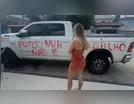 Criadora de conteúdo adulto tem carro pichado na porta de casa