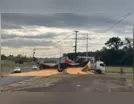Caminhão tomba e interdita trecho da PR-218 em Arapongas