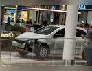 Motorista é preso após invadir shopping com carro; veja o vídeo