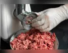 Jovem morre após ser sugado por moedor de carne