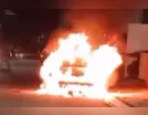 Homem se distrai, estaciona em cima de fogueira e incendeia carro