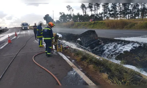 Carro capota e pega fogo na BR-376; veja o vídeo