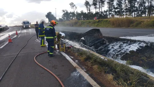 A Brigada Comunitária de Jandaia do Sul e o Corpo de Bombeiros de Mandaguari foram acionados para combater o fogo no veículo