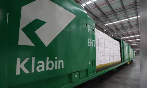 A Klabin conta com 22 fábricas no Brasil e uma na Argentina, empregando mais de 25 mil pessoas, entre colaboradores diretos e indiretos.