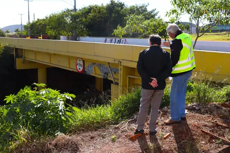 A Prefeitura de Arapongas “vai fazer uma proposta para o DER para criar uma proteção, uma situação para não correr o risco de desprender algum pedaço e cair na parte de baixo”, na PR-444