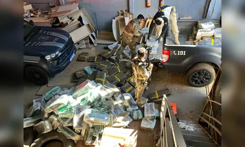 PRF apreende 2 toneladas de maconha em falsa fábrica de móveis no PR