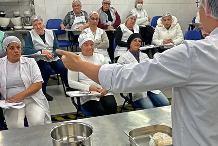 A capacitação acontece em cozinhas-escola de 22 municípios paranaenses.