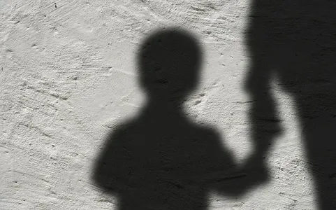A criança que estava perdida quase foi atropelada