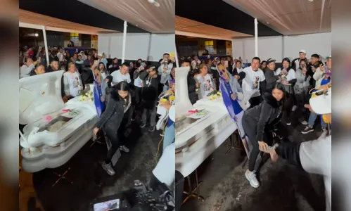 Viúva ‘desce até o chão’ e rebola no caixão do marido em velório; veja