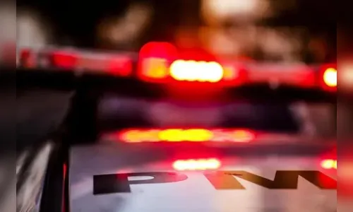 Após denúncia de invasão, homem é encontrado dormindo em varanda