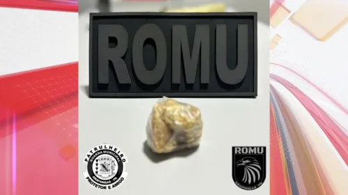 A droga foi apreendida juntamente com a moto que estava sendo conduzida pela mulher.