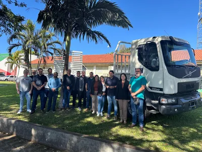 A entrega foi realizada pela prefeita Ana Lúcia, ao Secretário de Agricultura João Lourenço