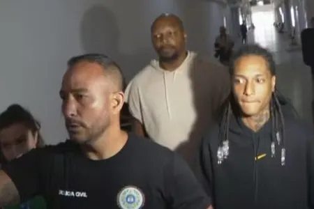A entrega ocorreu horas após a Justiça do Rio de Janeiro emitir mandado de prisão preventiva contra o artista.