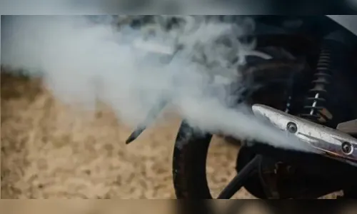 Ao tentar fugir, homem joga moto contra policiais em Bom Sucesso