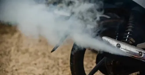 A equipe realizava patrulhamento quando avistou a motocicleta transitando e emitindo um ruído excessivo