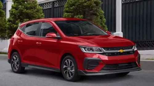 A fabricante norte-americana apresenta o Aveo como alternativa para consumidores que buscam economia, tecnologia e praticidade no dia a dia, disputando diretamente com rivais como Hyundai HB20, Fiat Argo e Volkswagen Polo.