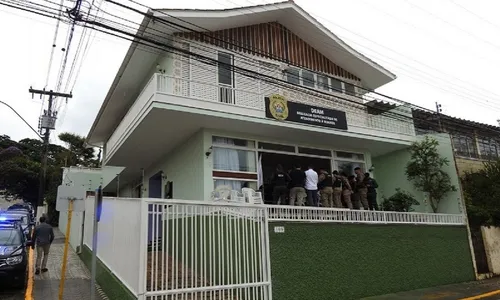 A filha da idosa é a principal suspeita do crime.