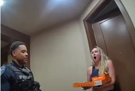 A mulher ficou surpresa ao ver os policiais com seu pedido.