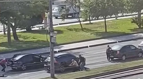 A porta e a janela do motorista e do carona ficaram crivadas de balas