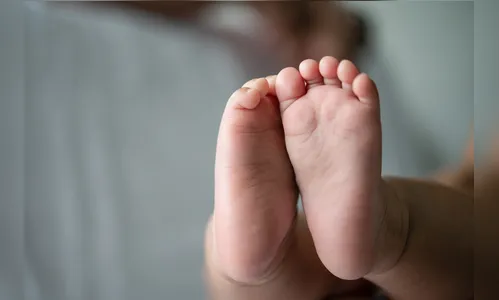 Mulher tenta vender a própria filha para pagar a faculdade