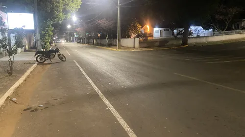 A queda de motocicleta aconteceu próximo à Capela Mortuária Central de Apucarana e mobilizou uma equipe do Siate