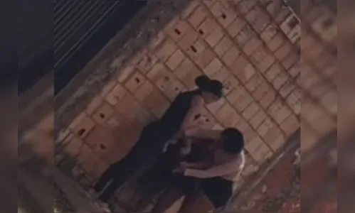 Jovem corta cabelo da prima a acusando de roubo: “Cadê minha roupa?”