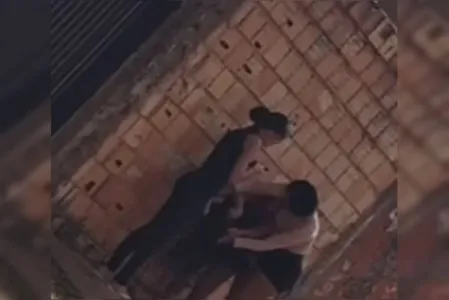 A vítima tem o cabelo puxado com violência e leva tapas na cabeça