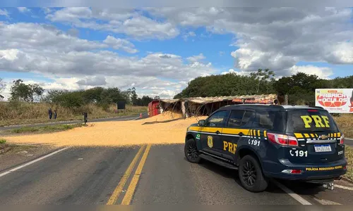 Bitrem carregado de milho tomba na BR-376, motorista fica ferido