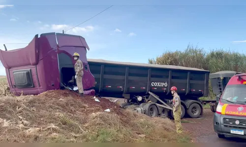 Acidente com carreta deixa ferido na PRC-466, em Manoel Ribas
