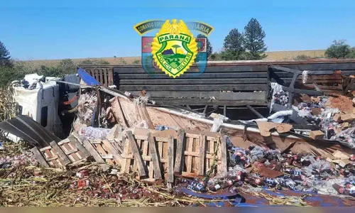 Carreta tomba e motorista fica ferido na PR-537, no Norte do PR