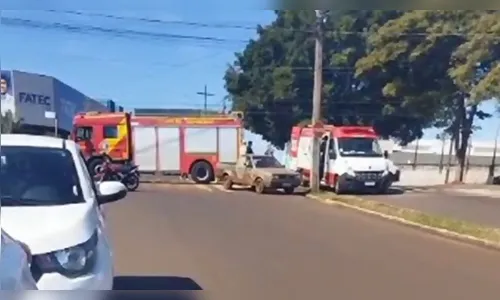 Motociclista e passageira ficam feridos após colisão com picape