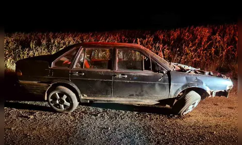 Carro é abandonado após acidente entre Jardim Alegre e Lunardelli
