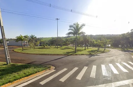 Acidente foi registrado na rotatória que fica entre o Jaboti e o Residencial Cazarin.