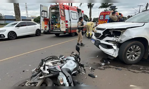 Mulher fica ferida após acidente entre moto e Trailblazer em Arapongas