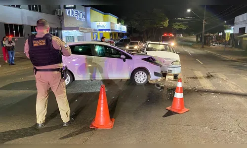 Dois ficam feridos após acidente entre carros em avenida de Apucarana