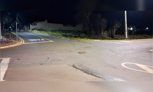 Carro é atingido por botijões que caíram de caminhão em Apucarana