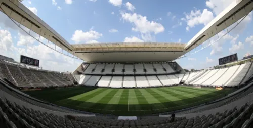 Apesar de arrecadação bilionária, Corinthians enfrenta dificuldade para honrar salários e enfrenta pressão dentro e fora de campo