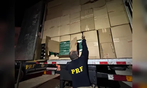 PRF apreende dois caminhões baú com calçados falsificados em Maringá