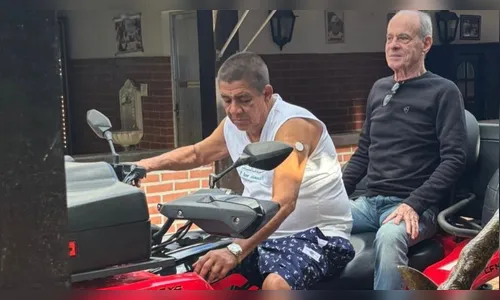 Ney Matogrosso dá rolê na garupa de Zeca Pagodinho em triciclo e agita web