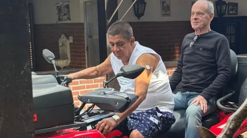 Artistas passearam de triciclo
