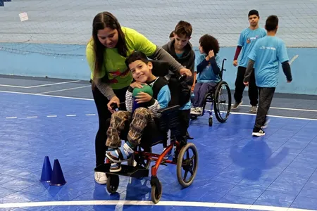 As atividades desportivas são voltadas à inclusão de pessoas com deficiência.