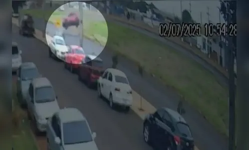 Câmera flagra carro capotando várias vezes após perder controle